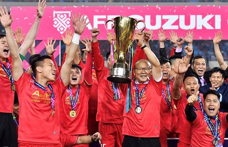 Huấn luyện viên Park Hang-seo và các học trò vô địch AFF Cup 2018 sau 10 năm chờ đợi. 